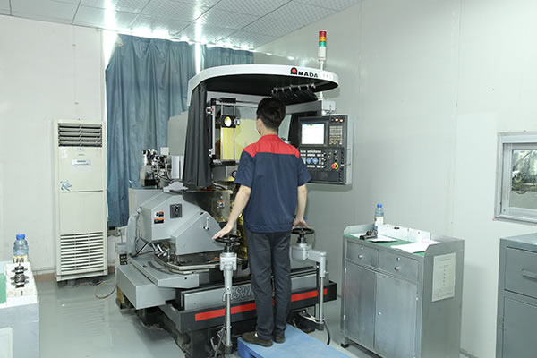 Optical grinding machine